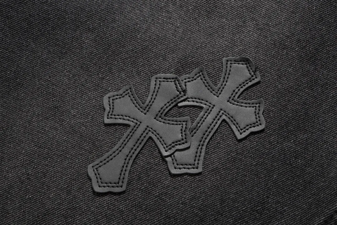 P206 [Next day] Chrome Heart Cross patch leather jeans Top heavy washing process Calf leather laser cut cross Distressed silver hardware Straight version slimming the upper body High-end customized version Official guide price: ***** Color: Black with black leather Size: 28 30 32 34 (s-XL) Detailed sizes can be found in Figure 9
